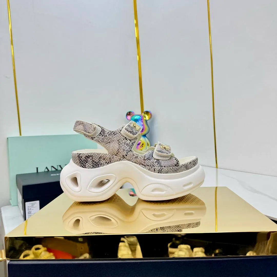 👟👟Ex-factory price 680👟👟 Top version... Chanel｜Chanel Xiaoxiang Velcro Beach Slippers Slippers Casual Beach Shoes 25ss Spring and Summer New Style! Beach shoes are a hit all over the internet! The latest model from the counter, I am still willing to buy it on my feet. It must be ranked among the most popular models. It is invincible in all seasons. Various bloggers and Internet celebrities can see the matching styles. Highly recommended. Pearlescent sheepskin upper, sheepskin lining, suede for feet. Original open-molded TPU outsole size: 35-40 (customized for 40 and 41). Full set of original packaging 👉 👉 👉 👉 👉